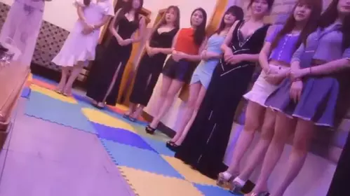 gc探花系列-高级会所选妃穿情趣黑丝全套服务.多姿势爆操
